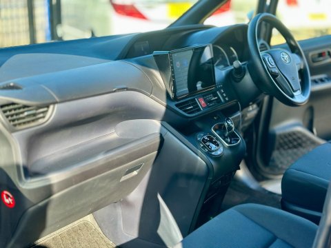 Toyota Noah Hybird 7 Seaters 30