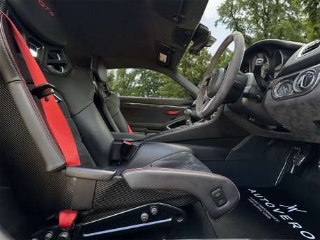 Porsche Cayman GT4 44