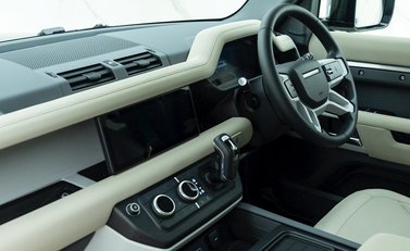 Land Rover Defender 110 XS Edition P400 17