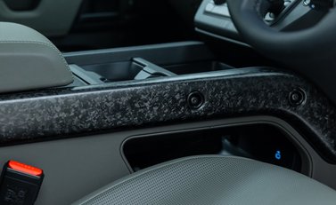 Land Rover Defender 110 OCTA EDITION ONE 32