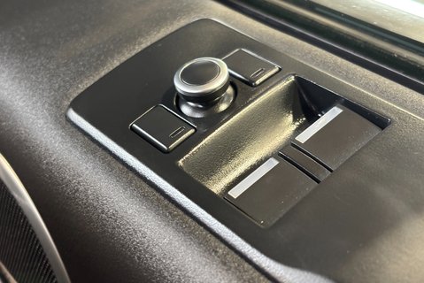 Land Rover Discovery SD6 36 Commercial HSE 37