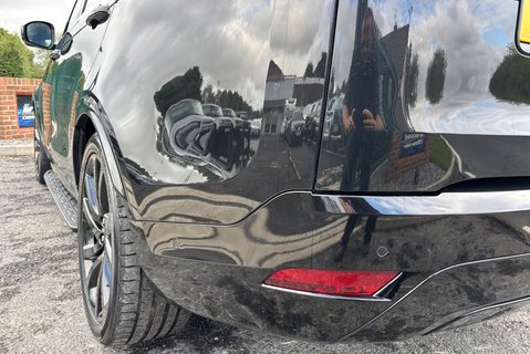 Land Rover Discovery D300 HSE Panel Van - Rear Seat Conversion / Black Pack 28