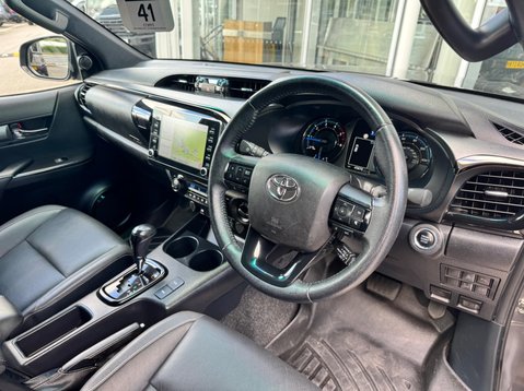 Toyota Hilux INVINCIBLE X 4WD D-4D DCB 23