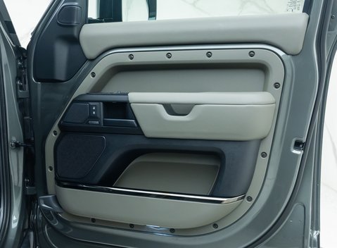 Land Rover Defender 110 OCTA EDITION ONE 34