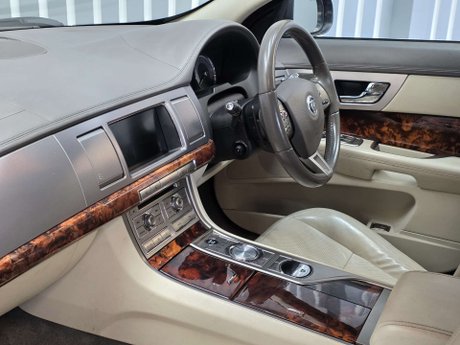 Jaguar XF 3.0d V6 Premium Luxury Saloon 4dr Diesel Auto Euro 5 (240 ps) 23