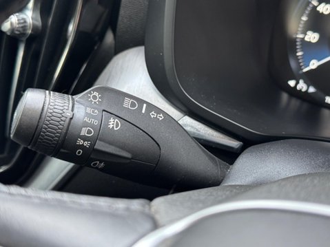 Volvo XC60 2.0 D4 Momentum SUV 5dr Diesel Auto AWD Euro 6 (s/s) (190 ps) 34