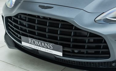 Aston Martin DBX 707 32