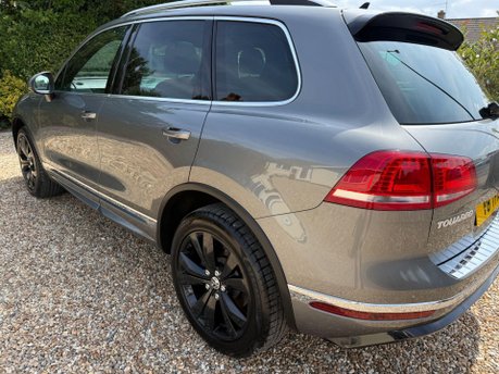 Volkswagen Touareg 3.0 TDI V6 BlueMotion Tech R-Line Tiptronic 4WD Euro 6 (s/s) 5dr 10
