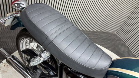 Triumph Bonneville 2004 ONLY 10K STUNNING MODERN CLASSIC NEW MOT 790CC 19