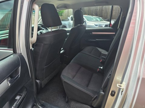 Toyota Hilux INVINCIBLE 4WD D-4D DCB 15
