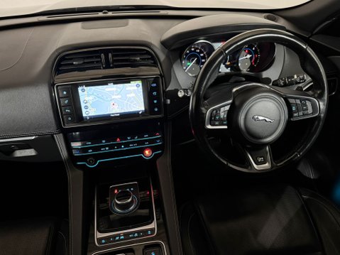 Jaguar F-Pace R-SPORT AWD 12