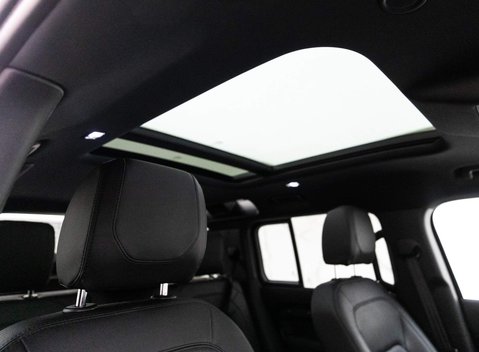 Land Rover Defender SE 7