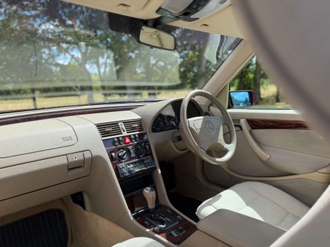 Mercedes-Benz C Class 2.0 C200 Elegance Auto 4dr 26