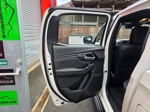 Isuzu D-Max V-CROSS DCB AUTO 24