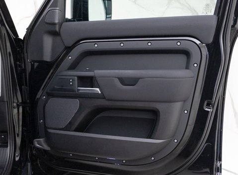 Land Rover Defender 110 X-Dynamic S D250 19