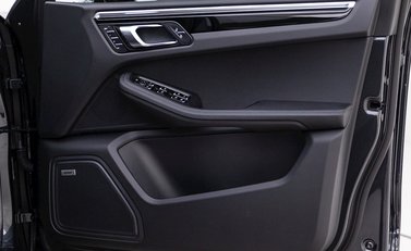 Porsche Macan S 22