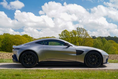 Aston Martin Vantage V8 3