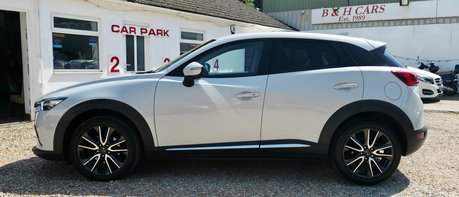 Mazda CX-3 SPORT NAV..1 FORMER KEEPER,8 SERVICES,DAB,NAV,AIR CON.STUNNING EXAMPLE  1