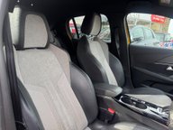 Peugeot e-208 GT PREMIUM 9
