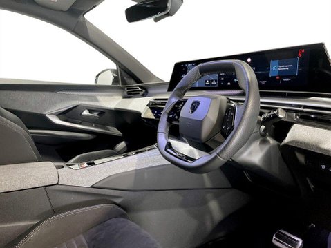 Peugeot 5008 73kWh GT SUV 5dr Electric Auto (210 ps) 1 Owner - Sensors - Bluetooth 12