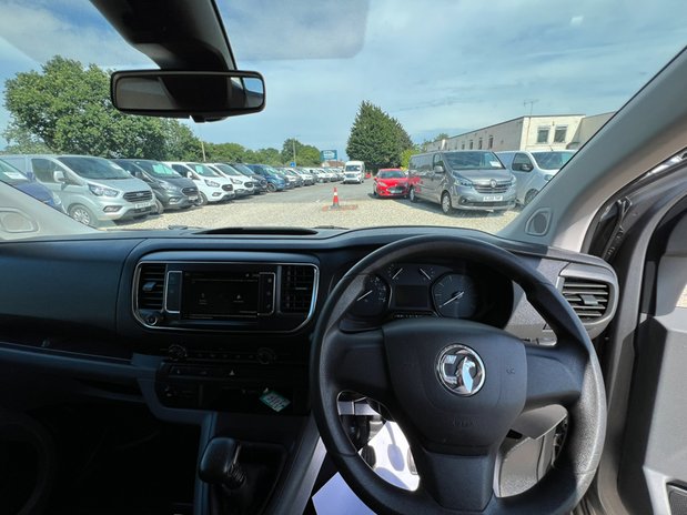 Vauxhall Vivaro SWB L1H1 Low Roof Sportive 2700 Air Con Sensors EURO 6 NO VAT 44