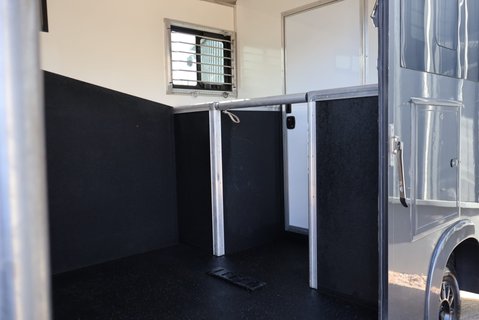 Renault Master 3.5 ton Coach Built Freddie Gover Horsebox with uprated suspension alloys  27