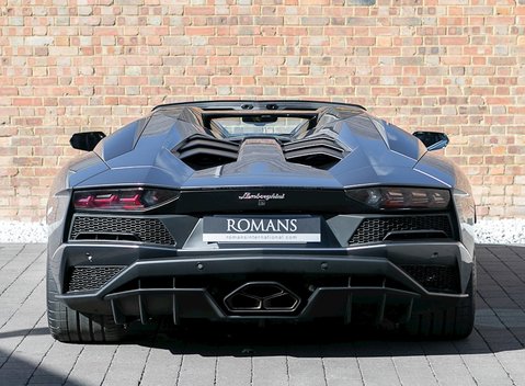Lamborghini Aventador S LP740-4 Roadster 5