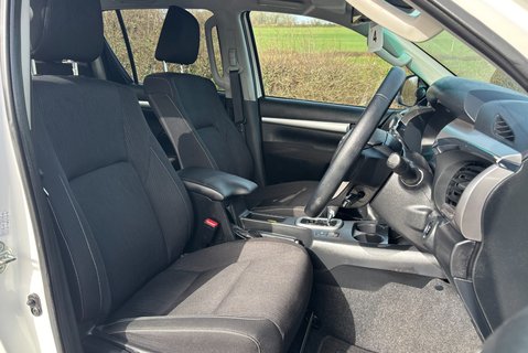 Toyota Hilux Invincible 4WD D-4D Double Cab Pickup 4