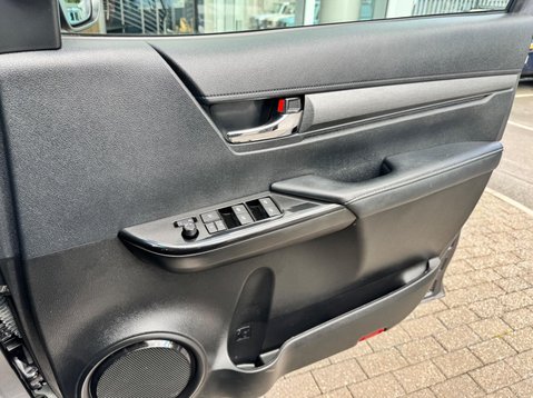 Toyota Hilux INVINCIBLE X 4WD D-4D DCB 25