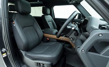 Land Rover Defender 90 X D300 10