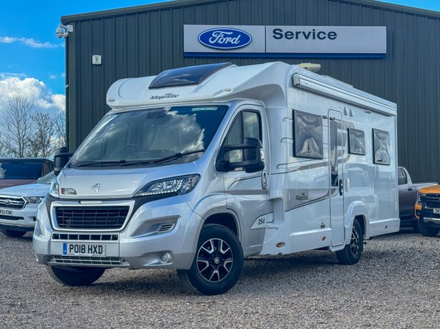Elddis Majestic 254 2 Belt|4 Berth|Transverse Island Bed|Kitchen|Bathroom|Large Fridge Freezer 1