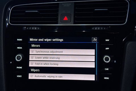 Volkswagen Golf R TSI 4MOTION DSG -LEATHER -CAMERA-PRETORIAS -PAN ROOF -WHITE/SILVER -GHOST 51