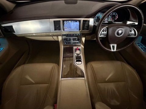 Jaguar XF D PREMIUM LUXURY SPORTBRAKE 11