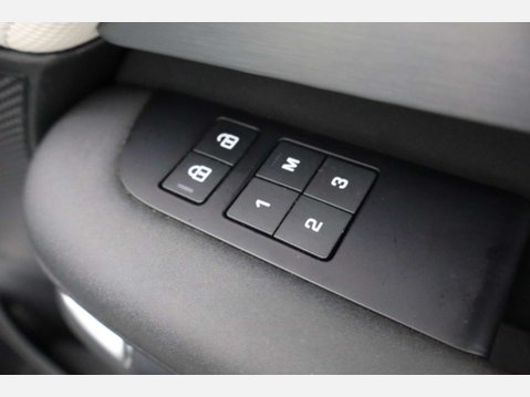 Land Rover Discovery 3.0 Discovery R-Dynamic SE D MHEV Auto 4WD 5dr 21