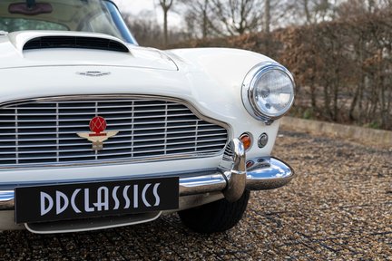 Aston Martin DB4 Series III 12