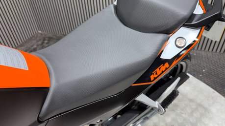 KTM Duke 2016 INCREDIBLY CLEAN LONG MOT ONLY 1K AKRAPOVIC 16