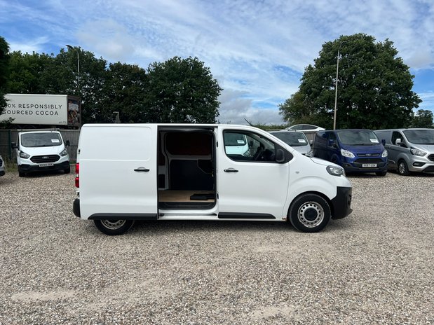 Peugeot Expert MWB L2H1 Professional 2700 Air Con Sensors Tow Bar EURO 6 NO VAT 9