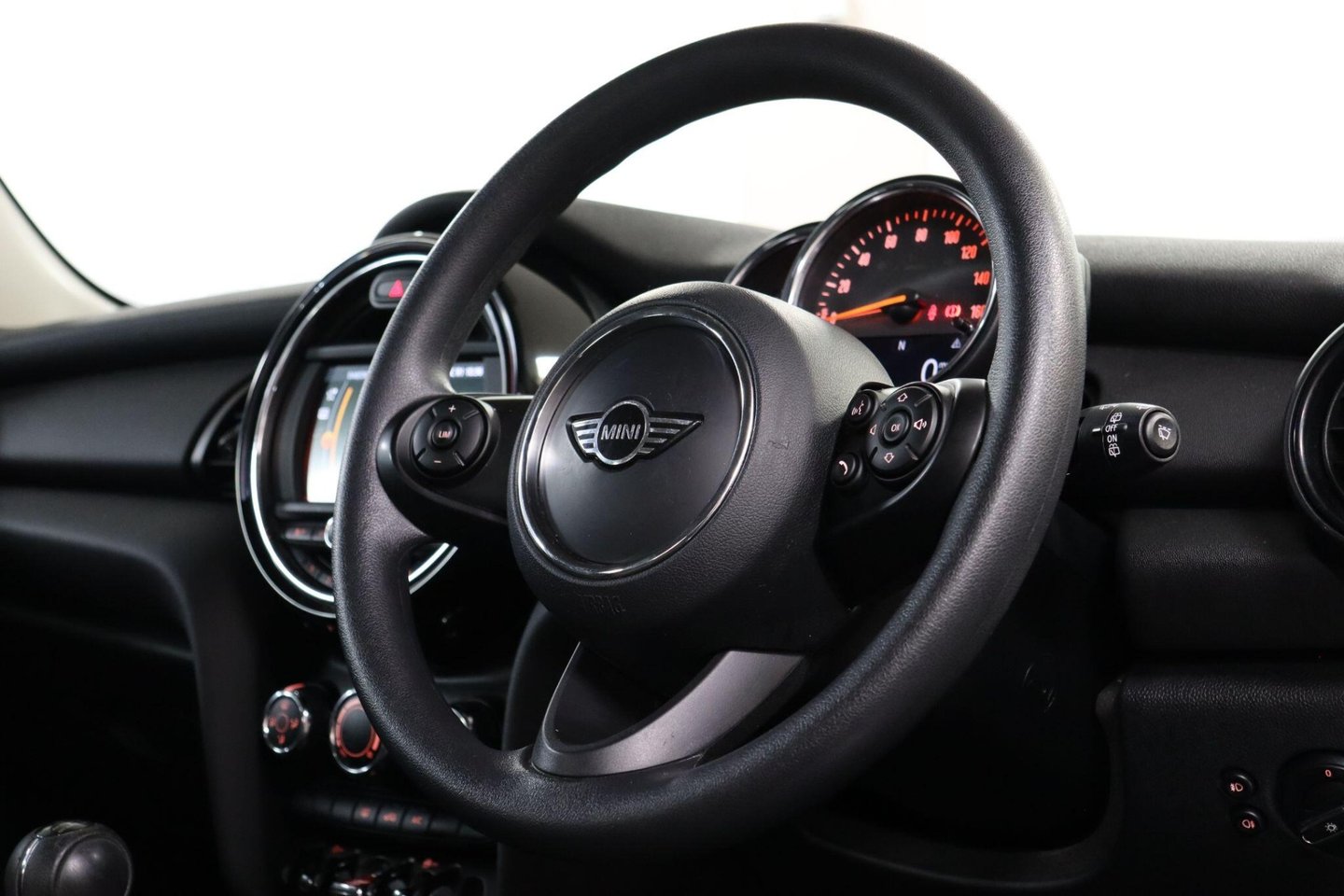 2018 MINI Hatch — image 10