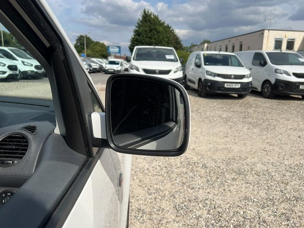 Volkswagen Caddy AUTO SWB L1H1 Low Roof Highline Air Con Sensors Tow Bar NO VAT 17