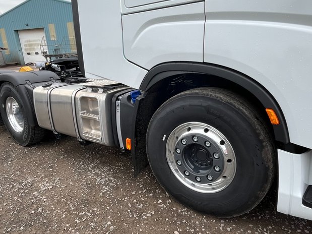 Iveco X-Way 580 Rear Steer Tag Axle 18