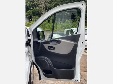 Renault Trafic 1.6 dCi 27 Business+ SWB Standard Roof Euro 5 5dr 26
