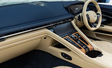Aston Martin DB12 Volante 27