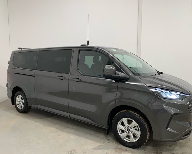 Ford Transit Custom 320LWB 9 Seat Kombi Titanium *new*