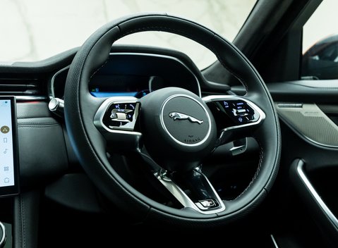 Jaguar F-Pace SVR 11