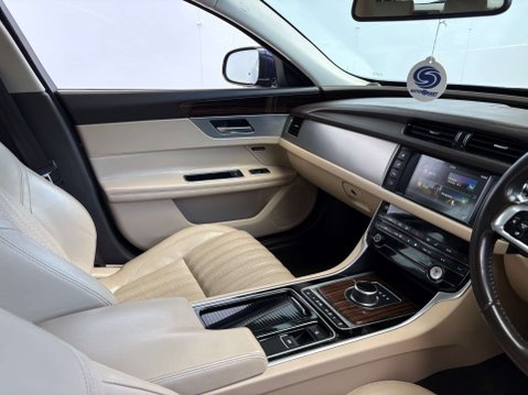 Jaguar XF 2.0 XF Portfolio D AWD Auto 4WD 5dr 27
