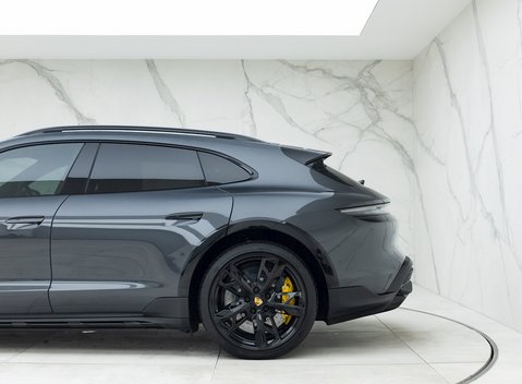 Porsche Taycan Turbo S Cross Turismo 30