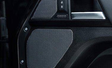 Land Rover Defender 90 V8 Bond Edition 23