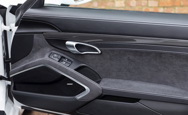 Porsche 911 Carrera GTS (991.2) 23