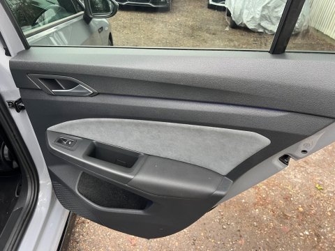 Volkswagen Golf R-LINE TDI DSG 43