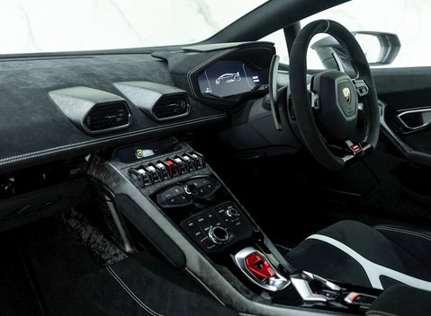 Lamborghini Huracan LP640-4 Performante 13